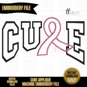 Può includere: Un disegno di file di ricamo con la parola "CURE" in grassetto, lettere nere, con un nastro rosa che sostituisce la "O". Il disegno include il testo "EMBROIDERY FILE", "DIGITAL DOWNLOAD FILES" e "CURE APPLIQUE MACHINE EMBROIDERY FILE".