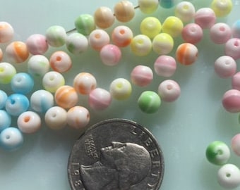 Vintage Duitse glaskralen -- 6 mm -- Pastelkleurige en witte kralen (12)