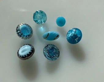 Collezione vintage di bottoni in vetro-- Aqua Blue Moonglows -- Lotto H