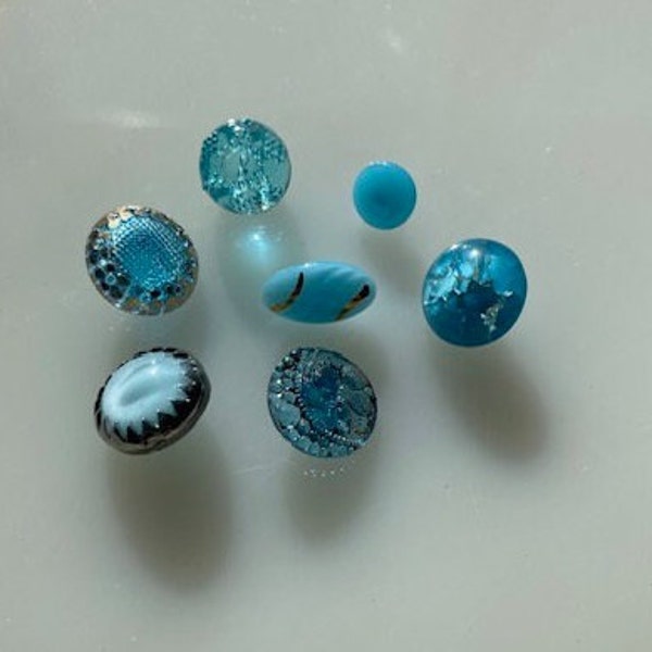 Collection vintage de boutons en verre -- Lumineux lune bleus turquoise -- Lot H