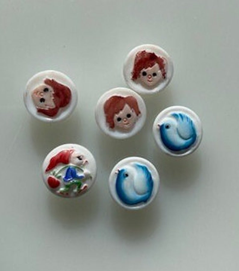 Collection vintage de boutons en verre Adorables boutons peints à la main, enfants, oiseaux, nain Lot 6 image 2