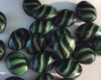 perles de verre allemandes vintage -- Tourbillons verts et noirs -- Ovales de 12 par 15 mm (6)