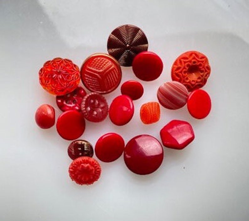 Boutons en verre tchèque vintage mélangés Nuances de rouge Lot de 25 image 1