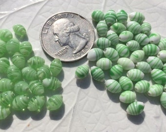 Perles de verre japonaises vintage -- ballons de football 6 x 7 mm -- tourbillons verts et blancs (20)