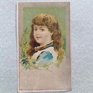 Anuncio vintage de una chica de la época victoriana y eduardiana que representa a la compañía de sopladores de vidrio bohemios y estadounidenses Madam Reith, Massachusetts, efímeras de Nueva Inglaterra
