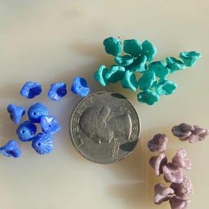 Perles de verre tchèques vintage -- 5 x 7 mm Fleurs de cloche (18)