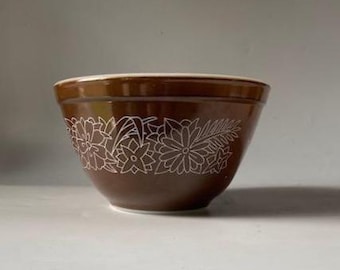 Corning Pyrex WOODLAND 1.5 quart mixing bowl
