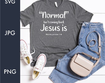 Può includere: Una maglietta grigia con il testo "Normal" Isn't coming back Jesus is REVELATION 14 stampato in bianco. La maglietta è appoggiata su una superficie di legno bianco con un paio di scarpe da ginnastica bianche, un paio di jeans blu e una borsa a mano marrone chiaro.