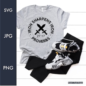 Pode incluir: Uma camiseta cinza com um design circular preto que diz "Iron Sharpens Iron" com um gráfico de espadas cruzadas e "Proverbs 27:17".