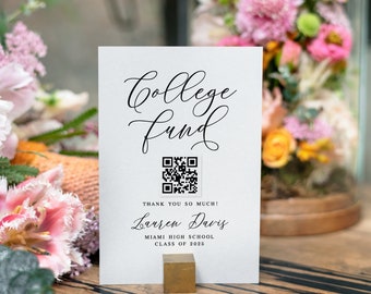 Op de afbeelding: Een witte kaart met zwarte tekst die in cursief "College Fund" luidt. Onder de tekst staat een zwart-witte QR-code. De tekst "Thank you so much! Lauren Davis Miami High School Class of 2025" staat onder de QR-code.