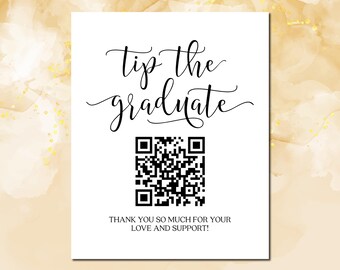 Op de afbeelding: Witte kaart met zwarte tekst die "Tip the graduate" zegt met een zwart-witte QR-code eronder. De tekst onder de QR-code luidt "Bedankt voor uw liefde en steun!"