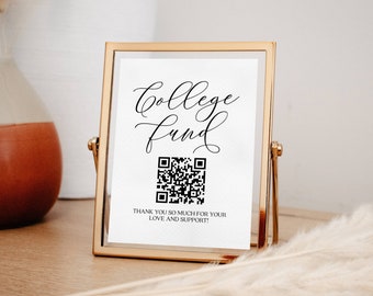 Op de afbeelding: Een gouden lijst met de tekst "College Fund" in zwarte cursieve letters. Onder de tekst staat een zwart-witte QR-code, en het bordje luidt "Bedankt voor uw liefde en steun!"