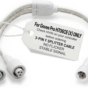 Op de afbeelding: Een witte 3-pins Y-splitterkabel met een wit label eraan bevestigd. Op het label staat: For Govee Pro H706CE (X) ONLY, Check HVIN on your controller before ordering, 3-PIN Y SPLITTER CABLE, NO FLICKER, STABLE SIGNAL.