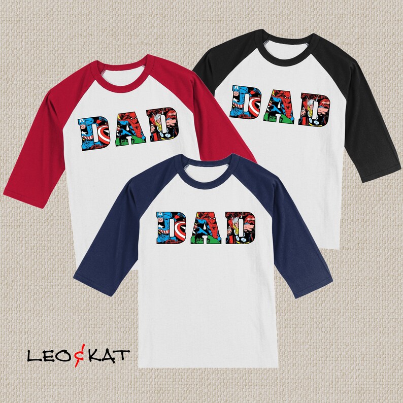 Op de afbeelding: Drie baseball shirts met het woord "DAD" gespeld in stripfiguren. De shirts zijn wit met rode, donkerblauwe en zwarte mouwen.