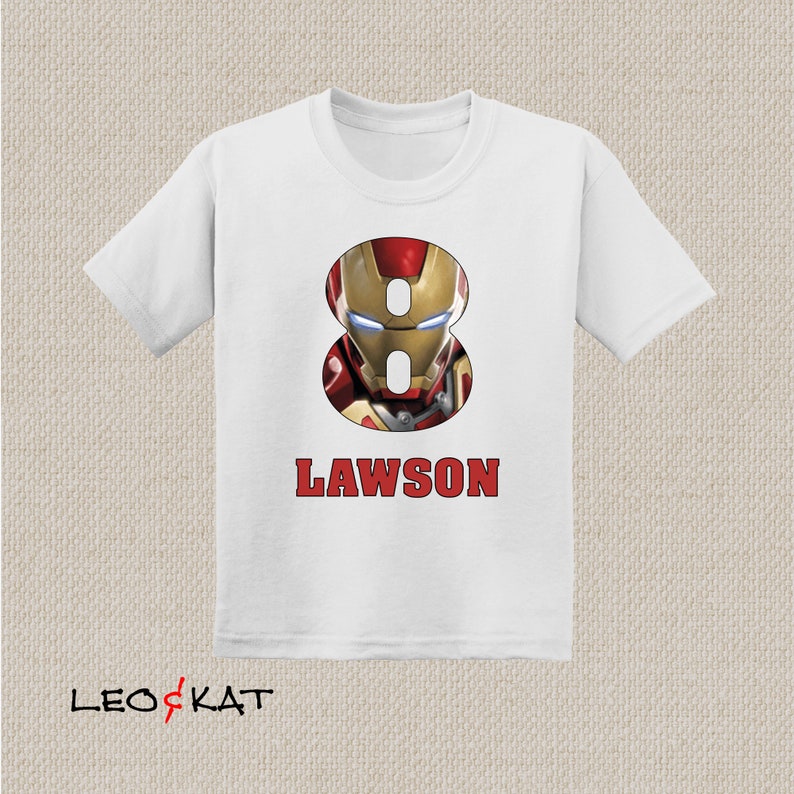 Pu&ograve; includere: Maglietta bianca con un designo di Iron Man rosso e oro a forma del numero 8. Il nome "LAWSON" &egrave; stampato sotto il design.