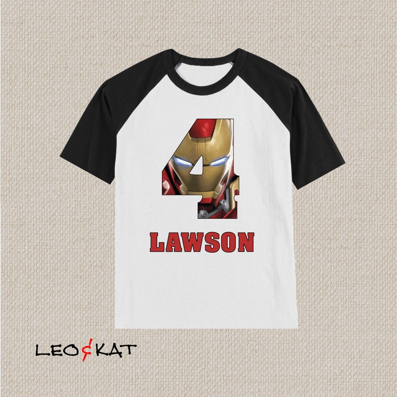 Pu&ograve; includere: Una maglietta da baseball bianca e nera con un numero quattro rosso che presenta il volto di Iron Man. Il nome Lawson &egrave; stampato in rosso sotto il numero.