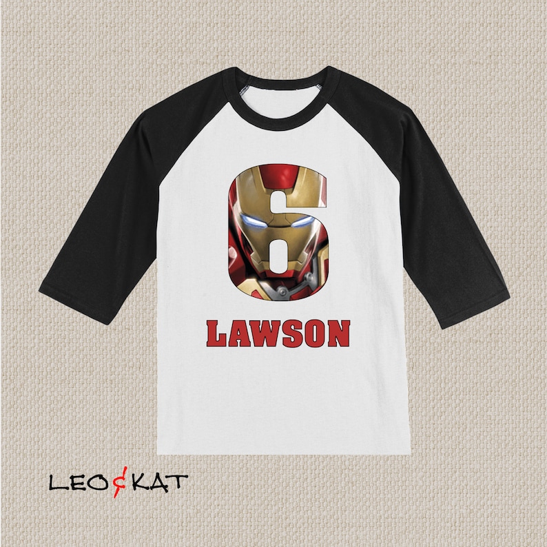 Pu&ograve; includere: Maglietta da baseball bianca e nera con un numero sei rosso che presenta il volto di Iron Man. Il nome Lawson &egrave; stampato in rosso sotto il numero.