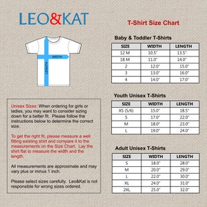 K&ouml;nnte beinhalten: T-Shirt Gr&ouml;&szlig;entabelle mit Ma&szlig;en in Zoll f&uuml;r Baby, Kleinkind, Jugend und Erwachsene. Die Tabelle enth&auml;lt die Gr&ouml;&szlig;e, die Breite und die L&auml;nge.