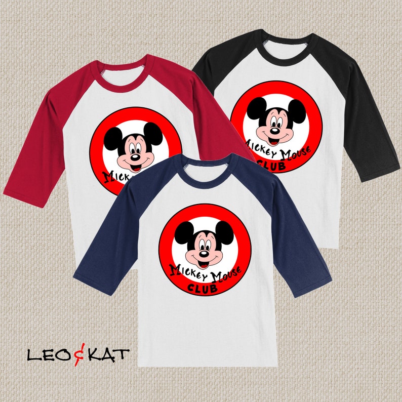 以下が含まれることがあります： 赤い円とミッキーマウスのグラフィックが描かれたベースボールTシャツが3枚。シャツは白で、赤と青の袖が付いています。シャツのテキストは「ミッキーマウスクラブ」です。
