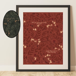 Peut inclure: Impression d'art encadrée avec un motif floral rouge et beige, avec le texte "don't you worry your pretty little mind" et "people throw rocks at things that shine". Le cadre est noir.