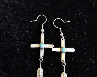 Pendientes de plata y turquesa con motivos de Zia y plumas del suroeste americano.