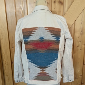 Kundenspezifische Damen-Western-Denim-Jacke, cremefarbene Jeansjacke mit Rückseite aus Wollmischung aus dem Südwesten, Rodeo-Ausrüstung, Größe LG # 2360
