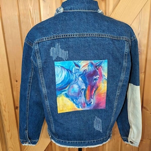 Chaqueta vaquera estilo western para mujer, abrigo de rodeo para vaquera, chaqueta vaquera personalizada, mezclilla desgastada única, caballo de acuarela, amantes de los caballos, talla mediana n.° 2314