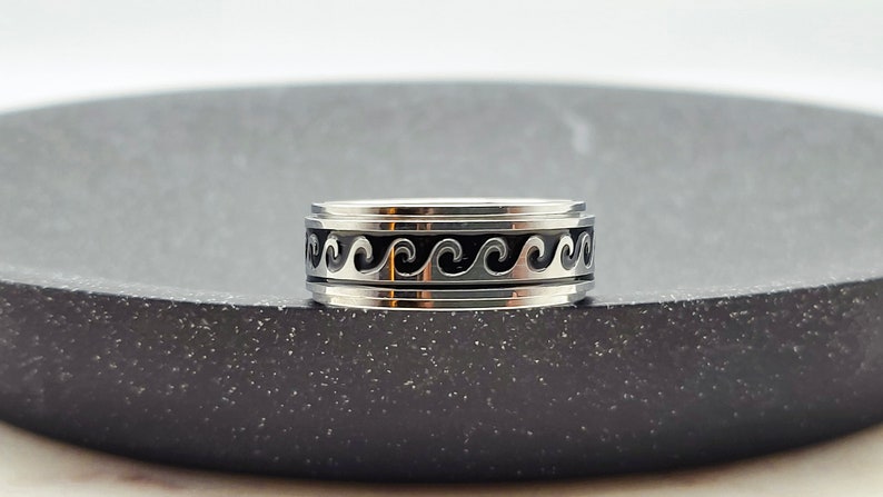 Spinner Ring Sea Wave Anxiety Ring voor mannen en vrouwen, Zilveren Fidget Ring helpen zorgen Stress ADHD, Roterende Spin Ring 8 mm