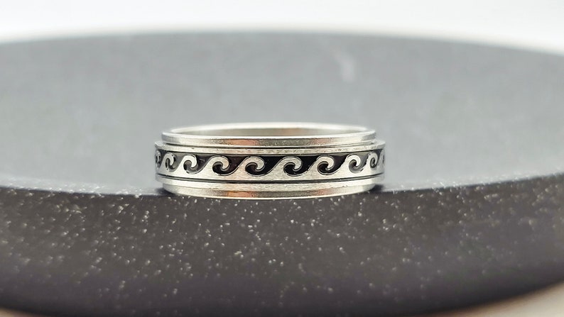 Spinner Ring Sea Wave Anxiety Ring voor mannen en vrouwen, Zilveren Fidget Ring helpen zorgen Stress ADHD, Roterende Spin Ring 6 mm