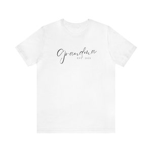 Kundenspezifische Oma EST. 20? Jedes Jahr, Unisex Jersey Kurzarm T-Shirt
