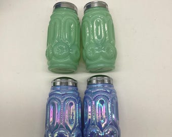 Saleiro e pimenteiro Weishar Lua e Estrelas. Escolha entre as cores raras Jadeíta ou Delfita Iridescente.