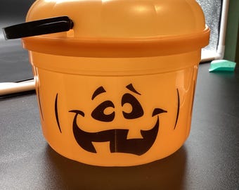 Secchiello Happy Meal a forma di zucca di McDonald's del 1993 con coperchio a forma di tagliabiscotti