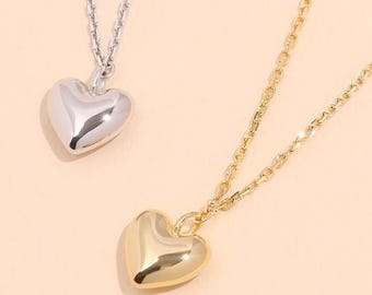 Gouden ketting met bolvormig hartje en hanger, perfect om te combineren met andere kettingen, ideaal als verjaardagscadeau voor haar.