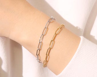 Braccialetto minimalista ovale con catena a graffetta in argento per donna, un regalo perfetto.