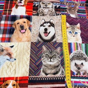 Könnte beinhalten: Ein farbenfroher Stoff mit einem Patchwork-Design, das Tierporträts zeigt. Zu den Tieren gehören Hunde, Katzen, Eulen, ein Fuchs, ein Hirsch und ein Igel. Der Stoff enthält Karos, Zopfmuster und gemusterte Abschnitte.