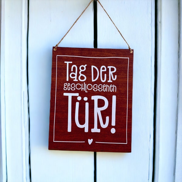 Einzigartiges Schild in Holzoptik, Tag der geschlossenen Tür