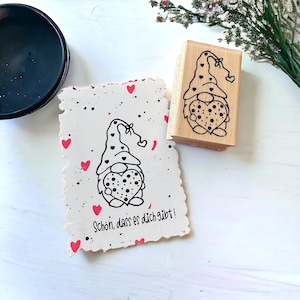 Valentinswichtel, Wichtel mit Herzen und Punkten liebevoller Holzstempel