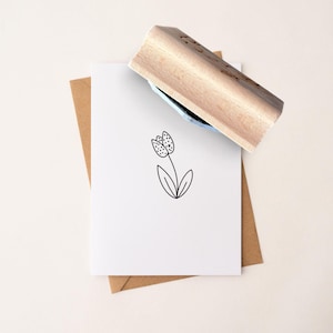 Holzstempel mit liebevoll gemaltem Tulpenmotiv
