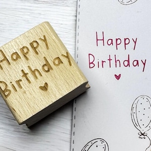 Tamponnez amour et joyeux anniversaire pour créer des vœux d'anniversaire créatifs