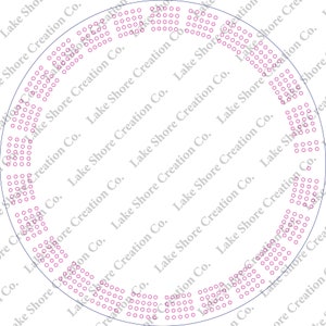 Op de afbeelding: Een witte cirkel met een blauwe omtrek en een herhalend patroon van kleine roze cirkels rond de rand. De tekst "Lake Shore Creation Co." wordt herhaald rond de cirkel.