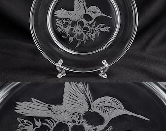 Piatto in vetro con colibrì inciso a mano • Incisione laser sul retro • Decorazione a tema natura • Regalo unico per gli amanti degli uccelli • Disegno floreale inciso