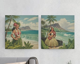 Op de afbeelding: Twee vierkante wandkunstprints tonen vintage Hawaïaanse scènes. Elk toont een vrouw in traditionele kledij, met een lei en een grasrok, op een strand met palmbomen en een berg op de achtergrond. Het kunstwerk heeft een retro, reisposter-stijl.