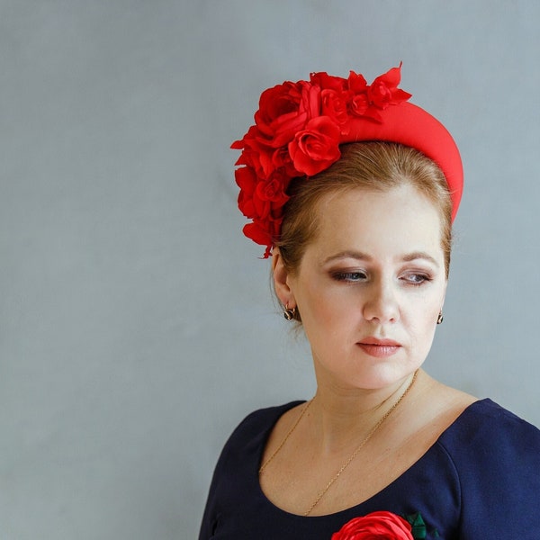 Rosen Fascinator Hut für Hochzeitsgäste inspiriert von Kate Middelton Haarreif Hut