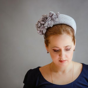 Silver fascinator hat for women, floral padded headband for wedding guest, floral head piece, silver halo headpiece Kate Middleton style