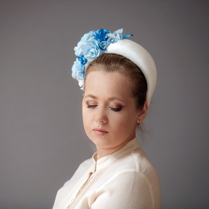 Babyblauwe fascinator hoofdbandhoed voor dames, babyblauwe bloemenkroon, bloemenkroonhoofddeksel voor bruiloft geïnspireerd door Kate Middleton afbeelding 1