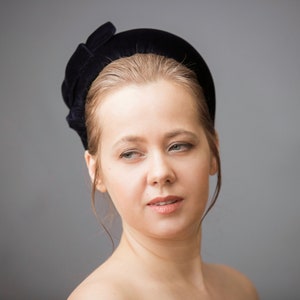 Navy halo headband. Padded velvet headband. Navy hairband for wedding guest. Navy blue fascinator. More colors available.