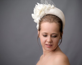 Cremefarbenes Hochzeits-Fascinator-Stirnband, inspiriert von Kate Middletons Stirnbandhut mit Vogelkäfigschleier