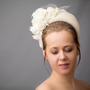 Champagnebloem fascinator hoofdband voor bruiloftsgast, halo-kroonhoofdband geïnspireerd op Kate Middleton met halve bloemenkroon, bruidszendspoel.