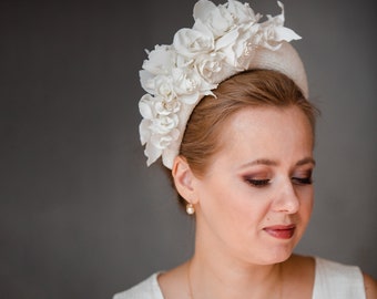 Diadema floral para novia con velo tipo jaula: Corona de flores para boda