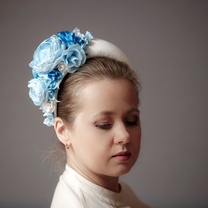 Babyblauwe fascinator hoofdbandhoed voor dames, babyblauwe bloemenkroon, bloemenkroonhoofddeksel voor bruiloft geïnspireerd door Kate Middleton afbeelding 6